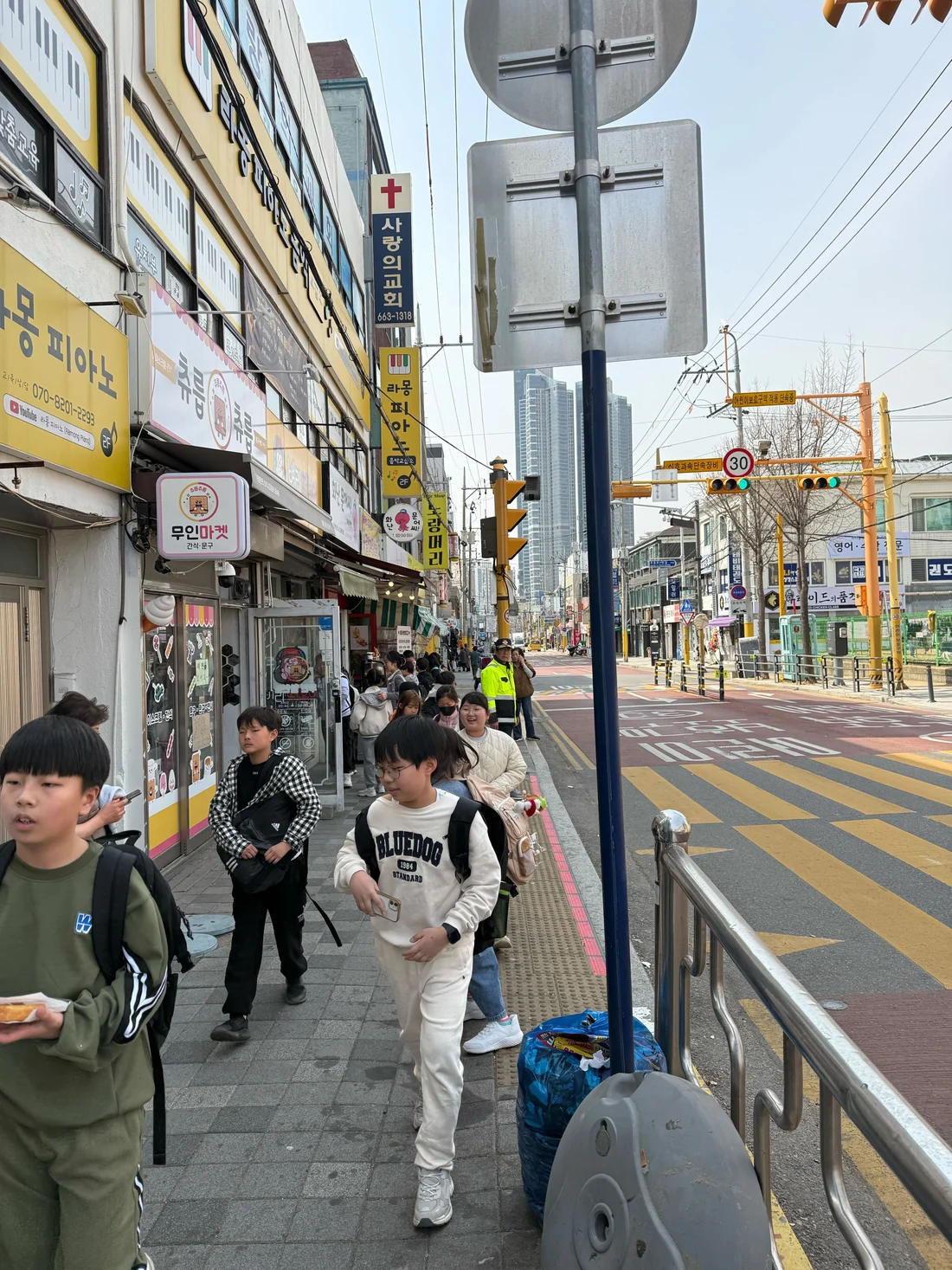 학교와 주거지가 이어지는 원미동 거리의 실제 풍경