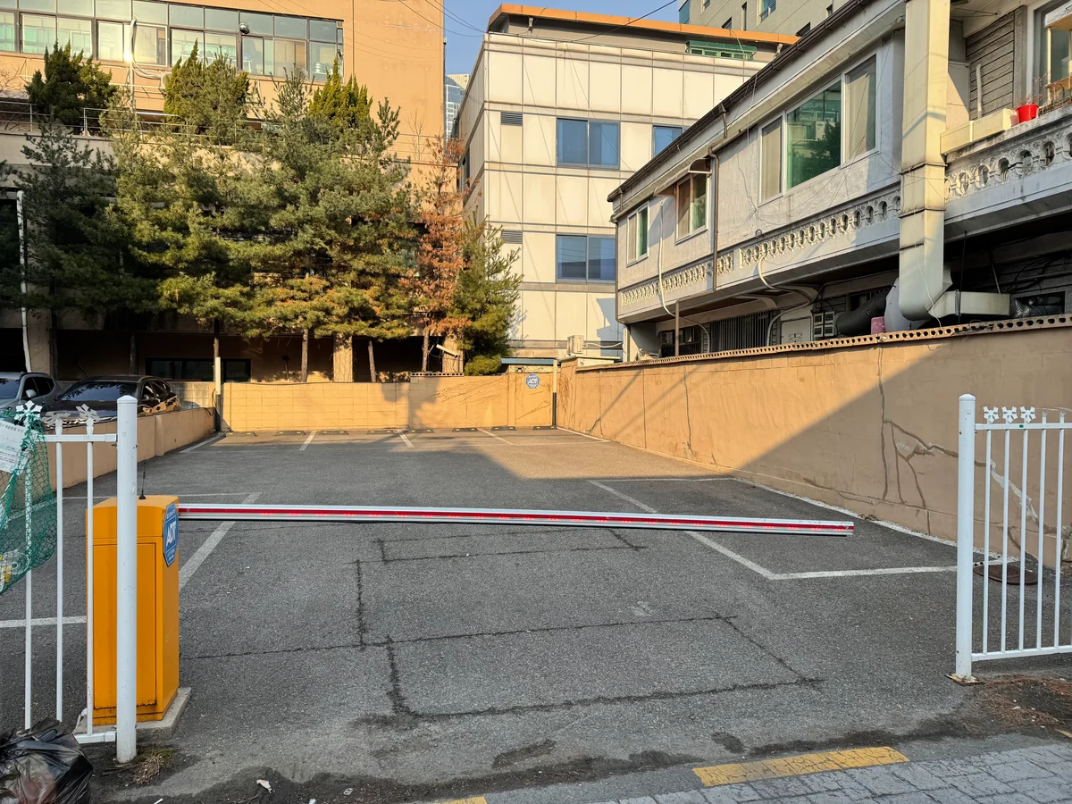 전기차 충전 공간이 있는 임차인 전용 주차장